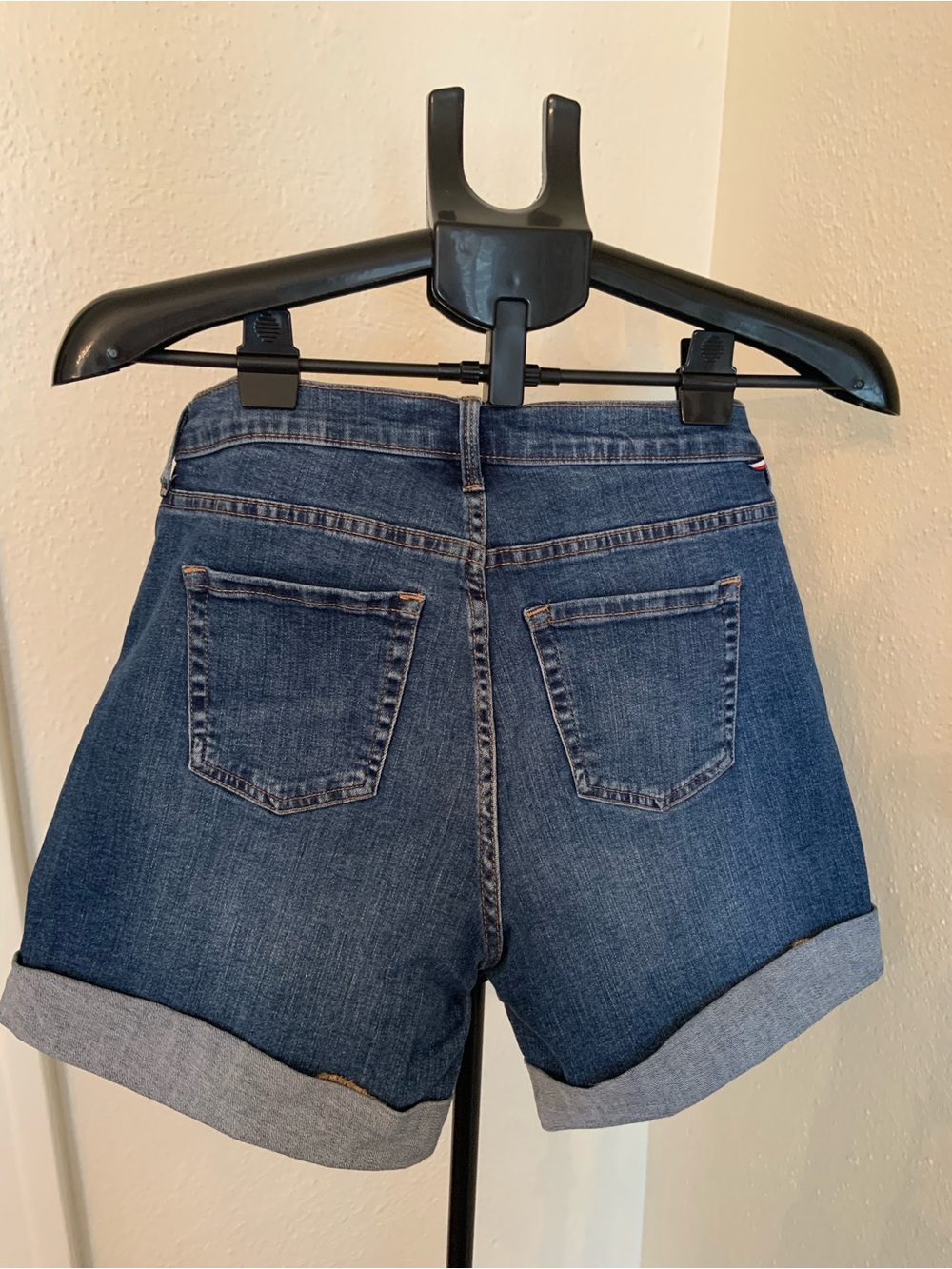 Tommy Hilfiger Dark Blue Denim Roll-Cuff Women's Shorts-women’s size 6 - Picture 4 of 4